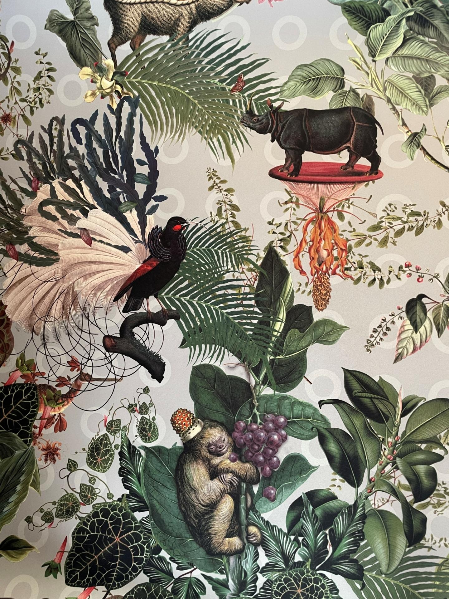 Verspielte blumige Tapete mit Tieren und Früchten im Vintage-Stil.