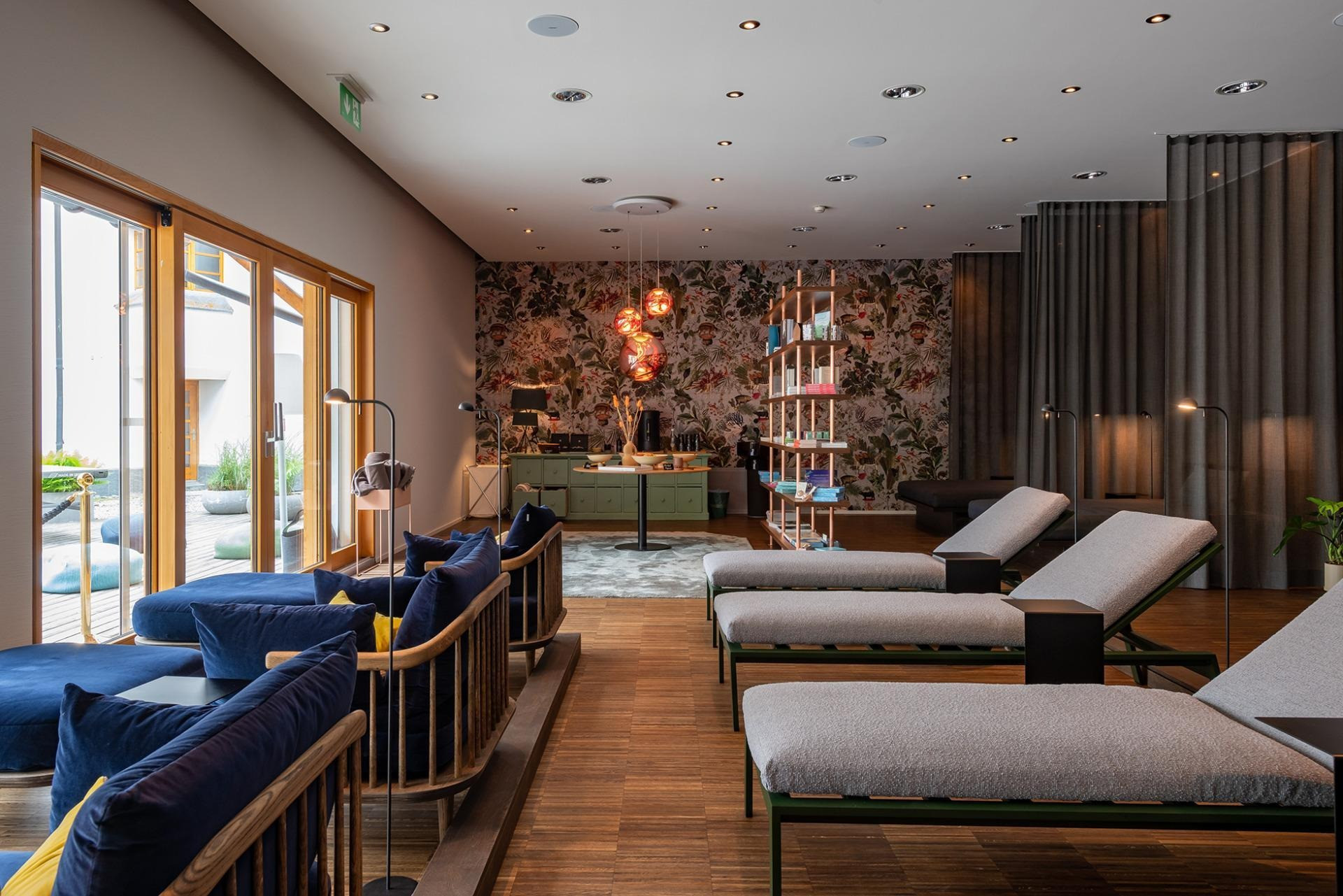 Innenbereich des Spa mit Liegeflächen und Regal mit Spa-Produkten.