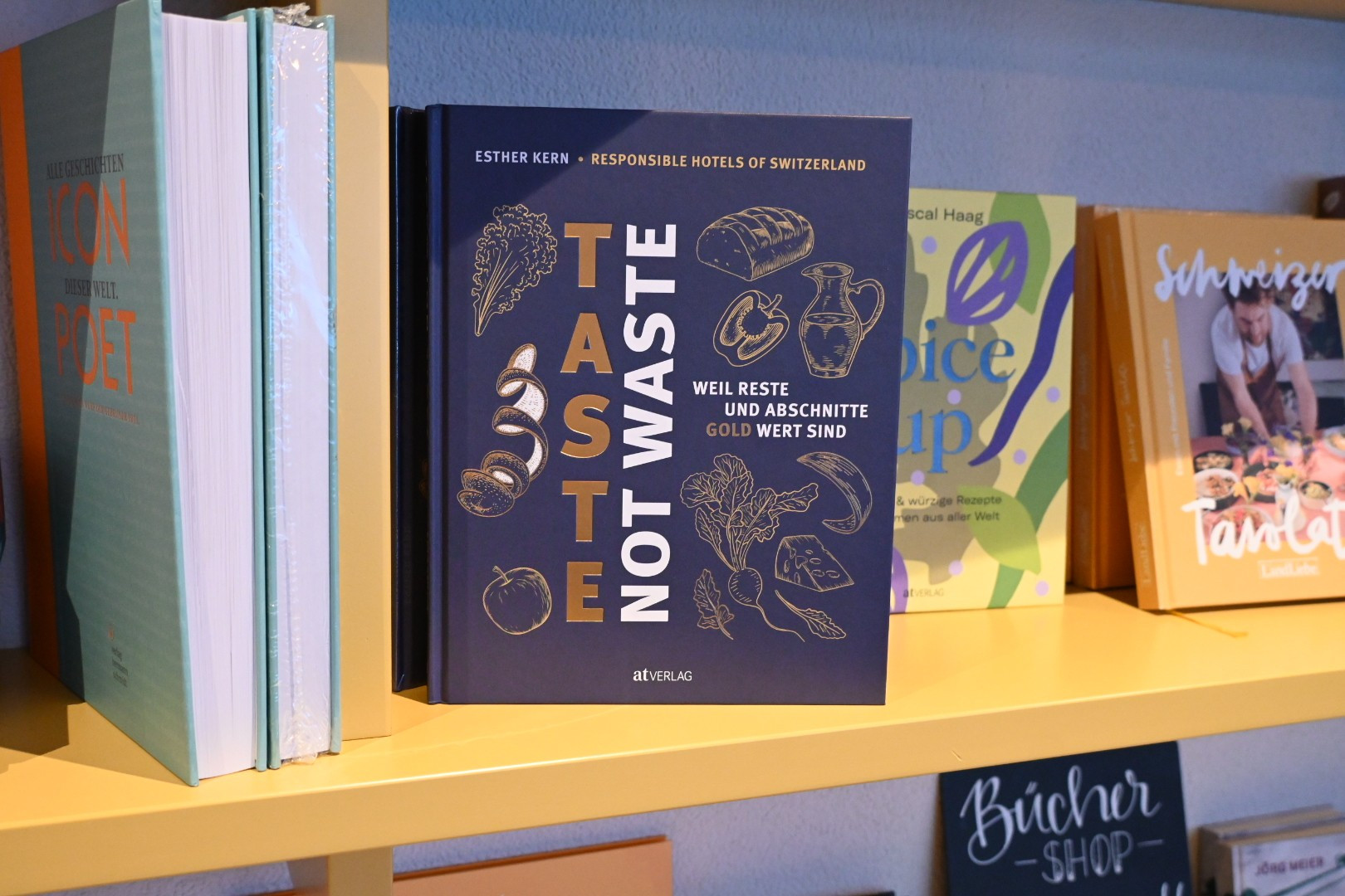 Bibliothek mit einem Kochbuch 