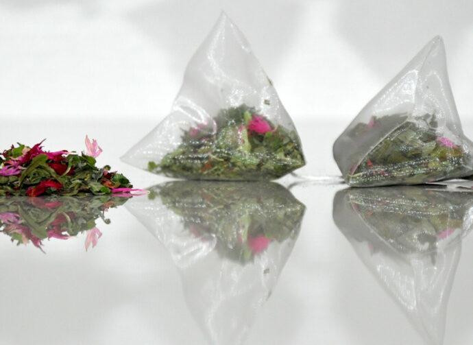 Teebeutel mit getrockneten Blättern drinnen.