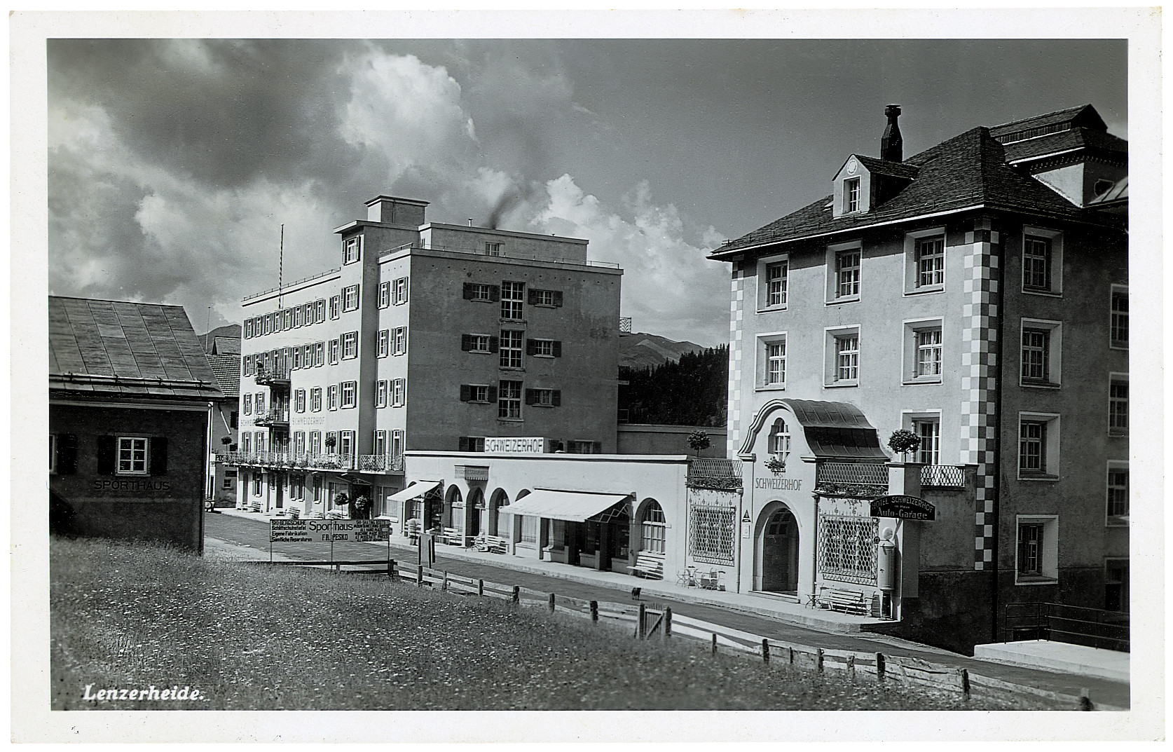 Historische Ansicht des Hotel Schweizerhof in Lenzerheide mit angrenzendem Sporthaus und Bergkulisse im Hintergrund.