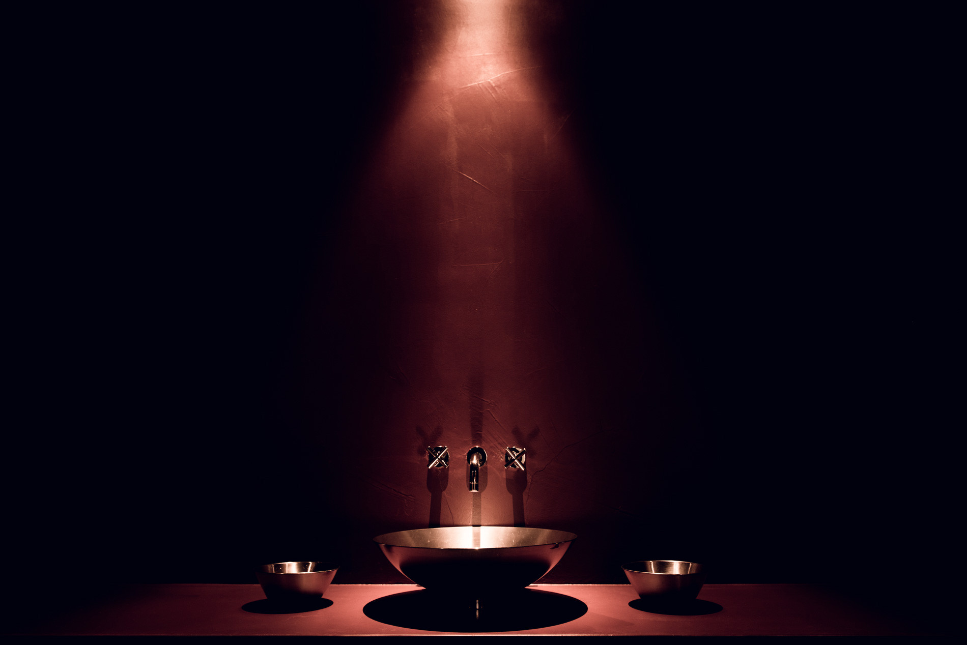 Eine Schale im Hamam, wo man Wasser laufen lassen kann.