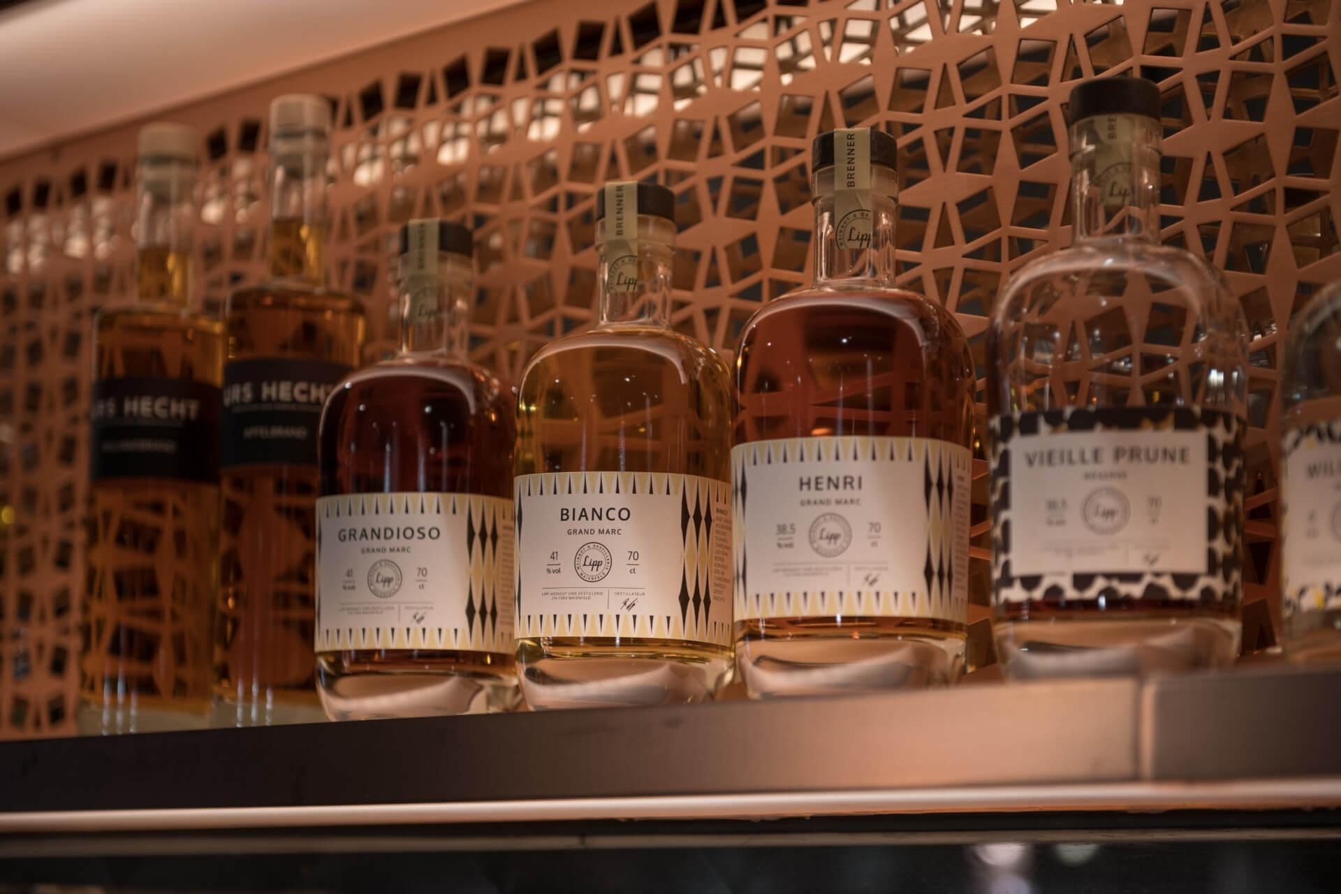 Nahaufnahme einer ablagefläche der Bar mit Alkoholflaschen