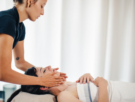 Professionelle Gesichtsmassage im Wellnessbereich des Hotel Schweizerhof Lenzerheide für pure Erholung und gepflegte Haut