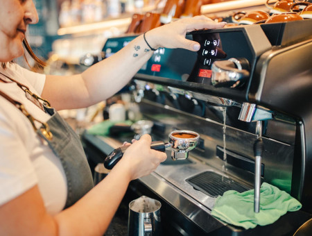 Zubereitung eines frischen Espressos an der Siebträgermaschine im Hotel Schweizerhof Lenzerheide – authentisches Kaffeehandwerk