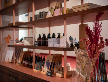 Wellness-Shop im Hotel Schweizerhof Lenzerheide mit natürlichen Pflegeprodukten, Seifen und stilvoller Dekoration im modernen Regaldesign