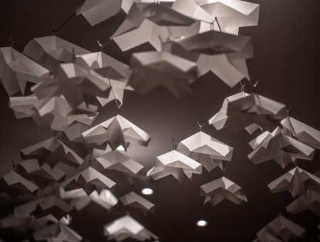 Kunstinstallation mit hängenden Papierobjekten im Wellnessbereich des Hotel Schweizerhof Lenzerheide