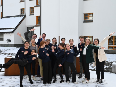 Team des Hotel Schweizerhof Lenzerheide mit Teilnehmern des Behind the Scenes Programms bei Gruppenfoto im Schnee