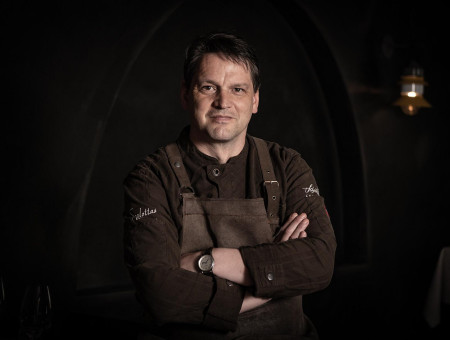 Porträt des Kochs Hansjoerg larduner im Scalottas Terroir Lenzerheide – authentische Gourmetküche mit regionalem Fokus im Hotel Schweizerhof