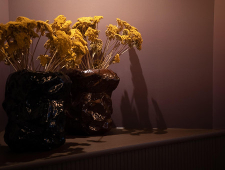 Dekorative Trockenblumen in modernen Vasen im Hotel Schweizerhof Lenzerheide – stilvolles Detail im harmonischen Interieurdesign