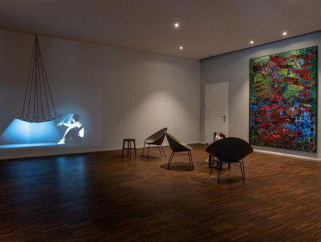 Kunstvoll gestalteter Raum im Wellnessbereich des Hotel Schweizerhof Lenzerheide mit Lichtinstallation und farbenfrohem Gemälde für inspirierende Atmosphäre