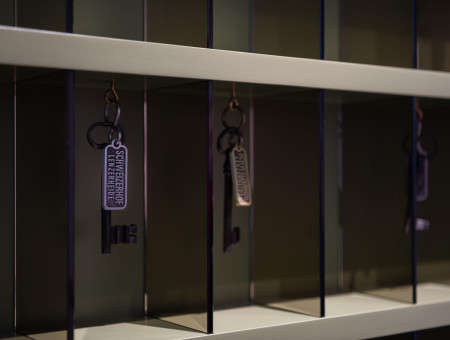 Detailaufnahme von alten Schlüsseln mit Gravur Hotel Schweizerhof Lenzerheide – traditioneller Charme trifft modernes Design