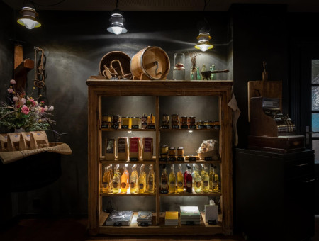 Regal mit regionalen Produkten und Delikatessen im Scalottas Terroir Lenzerheide – Feinkost und Hausgemachtes im Hotel Schweizerhof