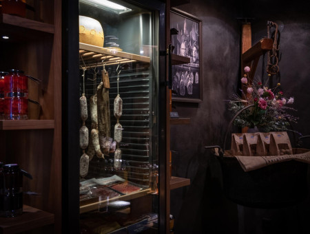 Kühlvitrine im Scalottas Terroir Lenzerheide mit Käse, Trockenfleisch und regionalen Spezialitäten – handwerkliche Qualität aus Graubünden
