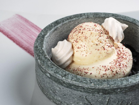 Dessert mit Vanillecreme und Meringue im Steingefäss – handgemachte Süssspeise aus dem Scalottas Terroir Lenzerheide