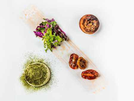 Vorspeisenteller mit Salat, Tomaten und Kräutertarte – raffinierte saisonale Küche aus dem Scalottas Terroir Lenzerheide