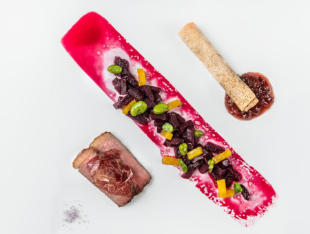 Randenvariation mit Fleisch und Knusperrolle – kreative Kombination regionaler Zutaten im Scalottas Terroir Lenzerheide