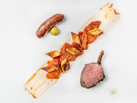 „Hauptgang mit Wurst, Gemüse und Lammkotelett – authentische Fleischküche aus dem Scalottas Terroir Lenzerheide