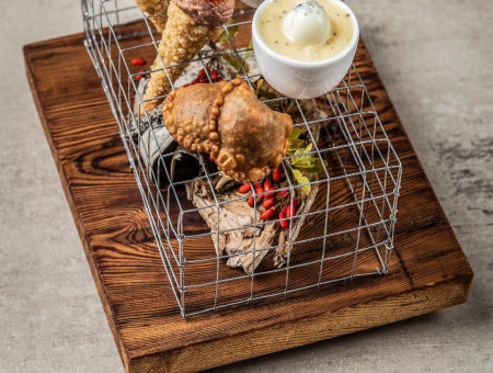 Fein angerichtete Amuse-Bouche auf Holzbrett – kreative regionale Küche im Scalottas Terroir Lenzerheide