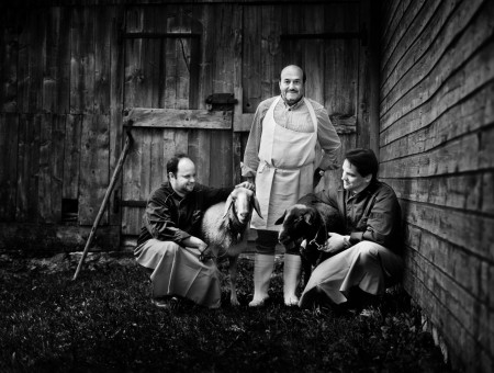Drei Männer mit Schafen vor Bauernhaus – Teamarbeit und Handwerk im Scalottas Terroir Lenzerheide
