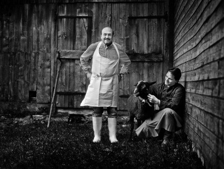 Zwei Männer mit Schaf vor Holzscheune – gelebte Landwirtschaft und Regionalität im Scalottas Terroir Lenzerheide