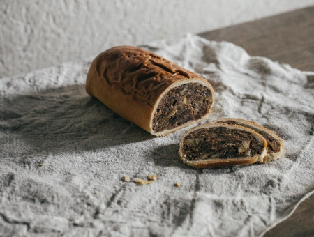 Braunes Huhn auf Bauernhof mit weissem Huhn im Hintergrund – artgerechte Tierhaltung im Scalottas Terroir Lenzerheide
