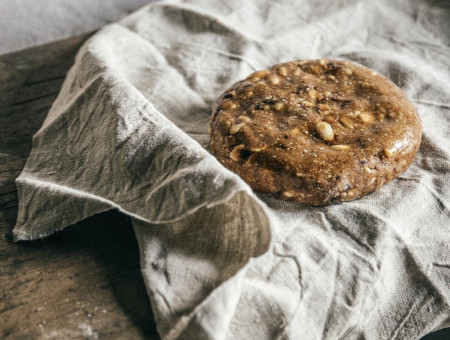 Hausgemachte Nusstorte auf Leinentuch – regionale Bündner Spezialität aus dem Scalottas Terroir Lenzerheide