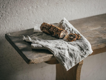 Hausgemachte Nussfruchtrolle auf Leinentuch – traditionelle Bündner Spezialität im Scalottas Terroir Lenzerheide
