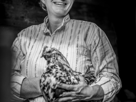 Porträt einer Frau mit Huhn – nachhaltige Landwirtschaft und Tierwohl im Scalottas Terroir Lenzerheide