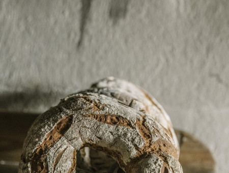 Frisch gebackene ringförmige Brote auf Holzbrett – knuspriges Hausbrot aus dem Scalottas Terroir Lenzerheide
