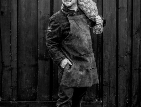 Porträt eines Mannes mit einem Sack Kartoffeln