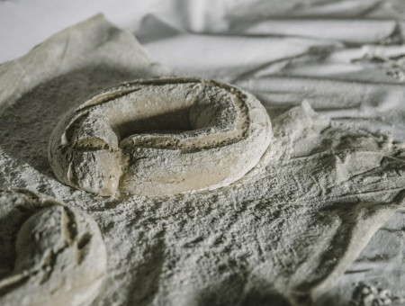 Rohteiglinge auf bemehltem Tuch vor dem Backen – handwerkliches Brot aus dem Scalottas Terroir Lenzerheide