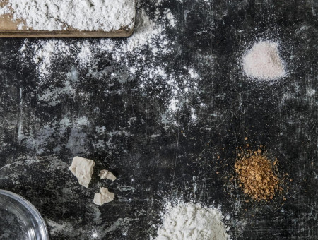 Zutaten wie Mehl, Salz und Gewürze auf dunkler Arbeitsfläche – Symbol für die handwerkliche Kochkunst im Scalottas Terroir Lenzerheide