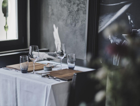 Modern gedeckter Zweiertisch im Scalottas Terroir Lenzerheide – stilvolles Ambiente für Fine Dining im Hotel Schweizerhof
