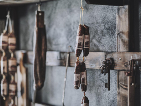 Hausgemachte Trockenwürste hängen im Scalottas Terroir Lenzerheide – regionale Spezialitäten und traditionelle Herstellung