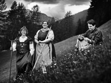 Schwarzweißaufnahme von zwei Frauen und einem Koch auf einer Alp bei Lenzerheide – authentische Zusammenarbeit von Produzenten und Küche im Scalottas Terroir