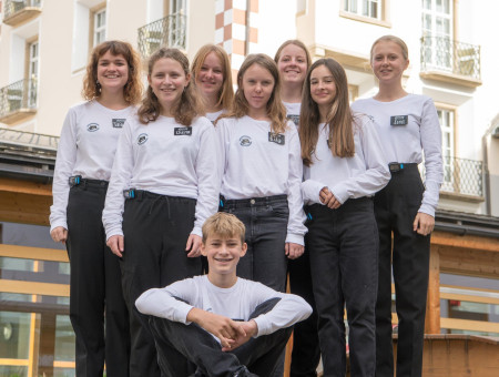 Schülergruppe des Behind the Scenes Programms im Hotel Schweizerhof Lenzerheide – Einblick in die Hotellerie für Jugendliche