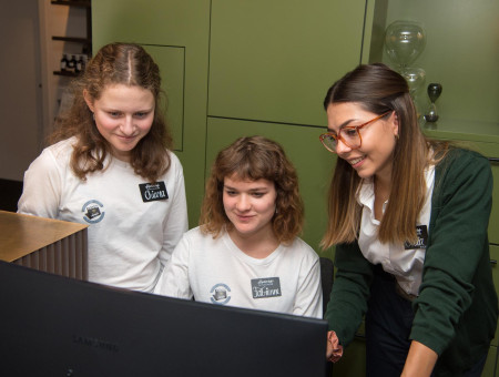 Teilnehmerinnen des Behind the Scenes Projekts im Hotel Schweizerhof Lenzerheide erhalten Einblick in die Rezeption