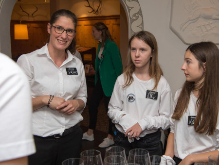 Schülerinnen des Behind the Scenes Projekts im Gespräch mit Serviceleiterin im Hotel Schweizerhof Lenzerheide