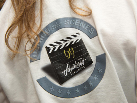 Detailaufnahme des Behind the Scenes Logos auf einem Shirt – Schülerprogramm im Hotel Schweizerhof Lenzerheide