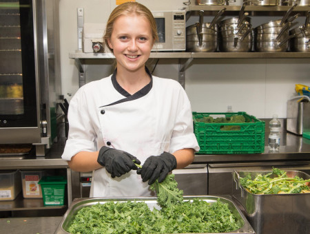Schülerin arbeitet in der Hotelküche im Rahmen des Behind the Scenes Programms im Hotel Schweizerhof Lenzerheide