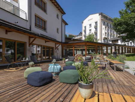 Aussenansicht Hotel Innenhof Terrasse im Sommer