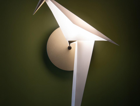 Design-Wandleuchte in Form eines Origami-Vogels im Hotel Schweizerhof Lenzerheide – stilvolles Lichtobjekt mit modernem Flair
