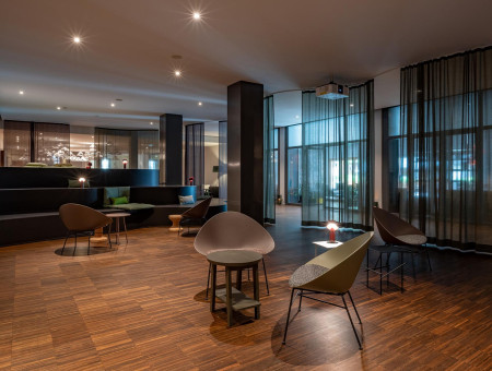 Modern gestalteter Ruheraum im Wellnessbereich des Hotel Schweizerhof Lenzerheide mit stilvollen Sitzgelegenheiten und gedämpfter Beleuchtung für entspannte Atmosphäre