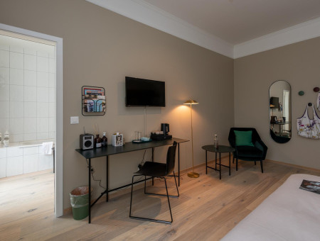 Nostalchic Zimmer im Hotel Schweizerhof Lenzerheide mit Schreibtisch, Sessel und gemütlicher Beleuchtung – stilvoller Rückzugsort zum Entspannen