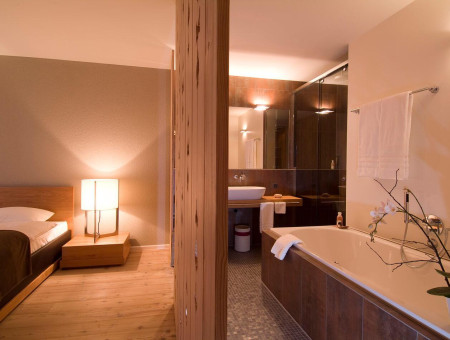 Luxuriöses Badezimmer Alpenchic im Hotel Schweizerhof Lenzerheide mit moderner Badewanne, edlen Materialien und stilvollem Interieur