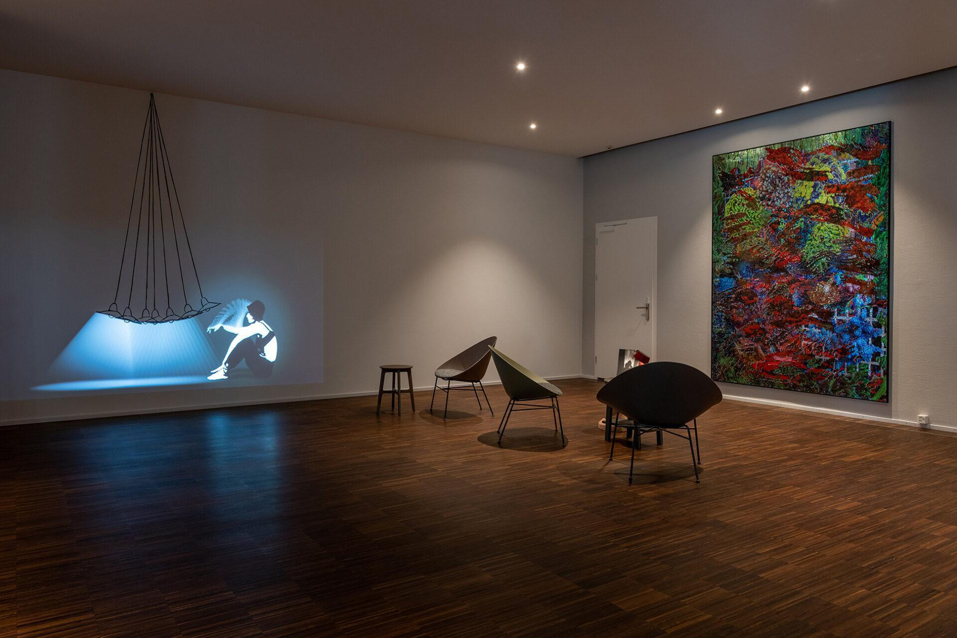 Kunstecke im Schweizerhof mit Sesseln und Kunstinstallationen.