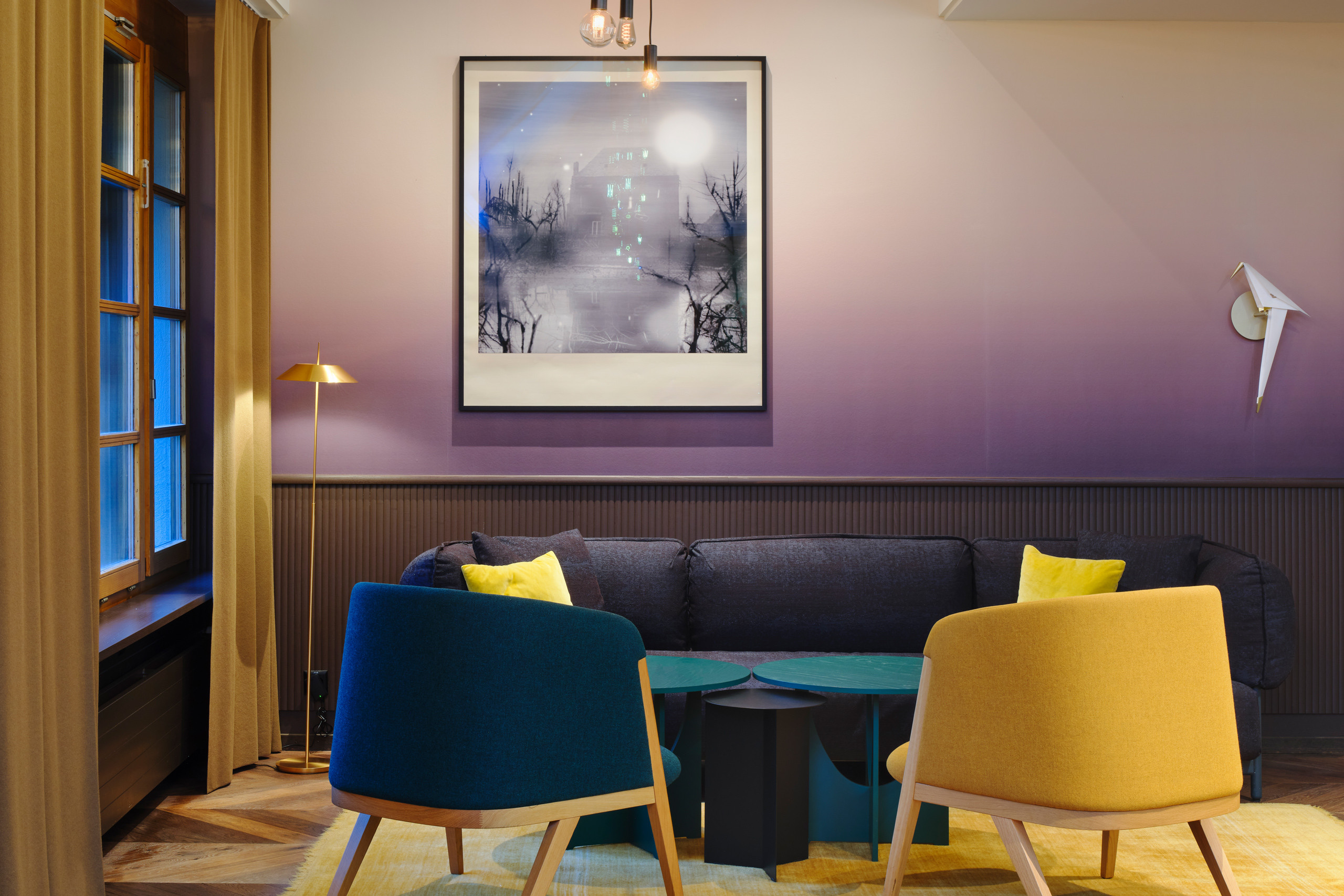 Ein Kunstwerk an der Wand der Lobby