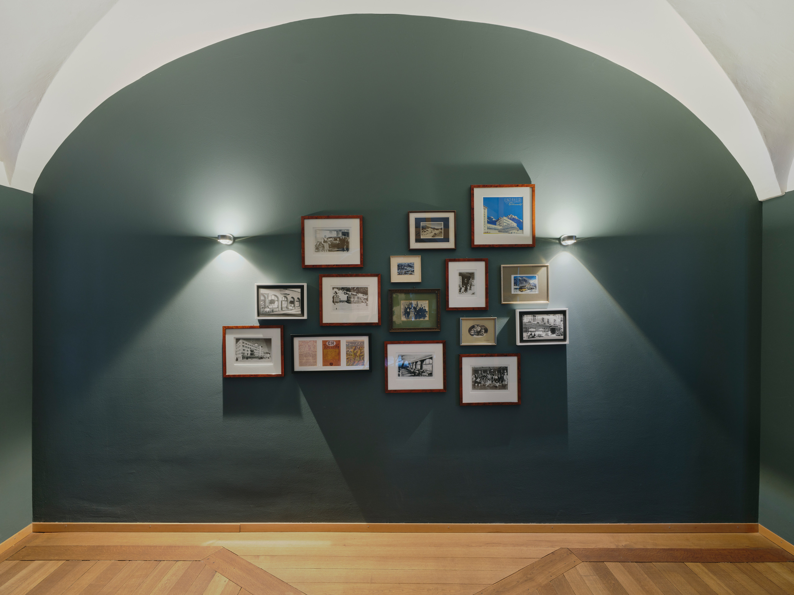 Eine Wand im Hotel voller kleiner Kunstwerke