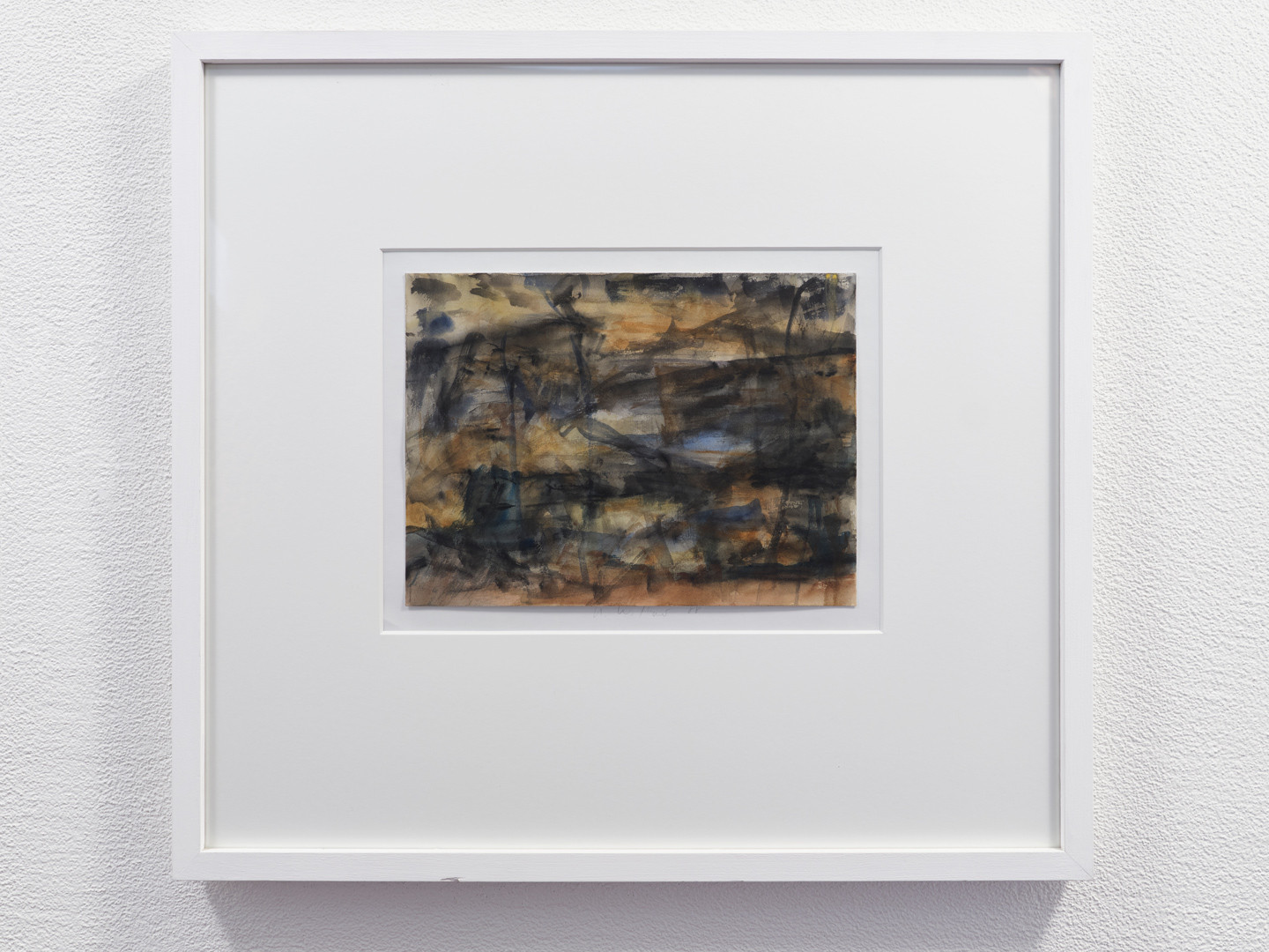 Dunkles, abstraktes Gemälde an weisser Wand